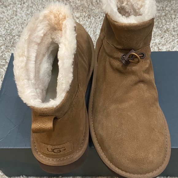 UGG CLASSIC MINI TOGGLER ANKLE WOMEN'S BOOTS New no box never worn - Picture 4 of 7